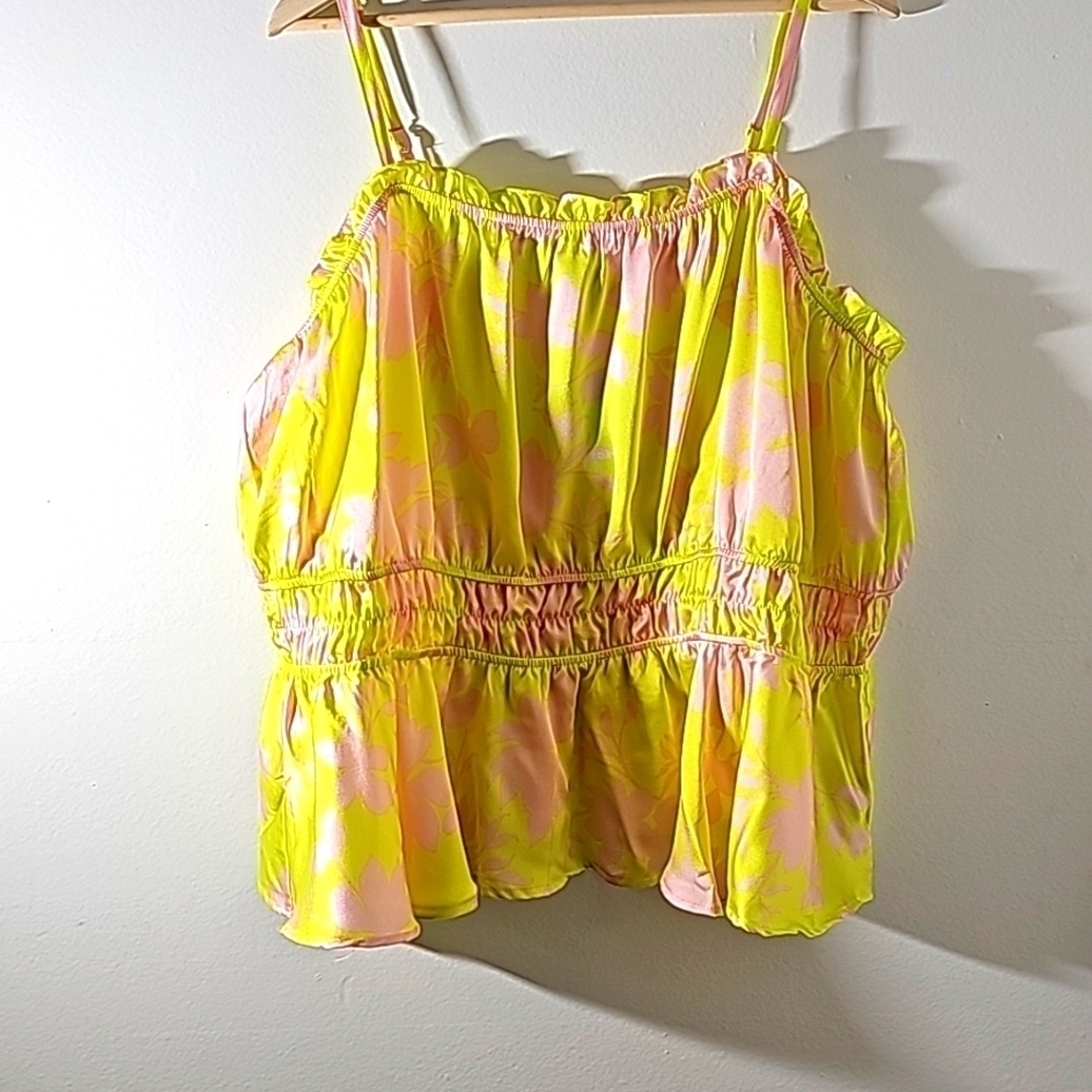 Torrid 4X cami top. PEPLUM satin Square neck. NWT. Yellow with pink floral print